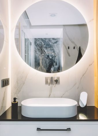 Luxury bathroom and mirror